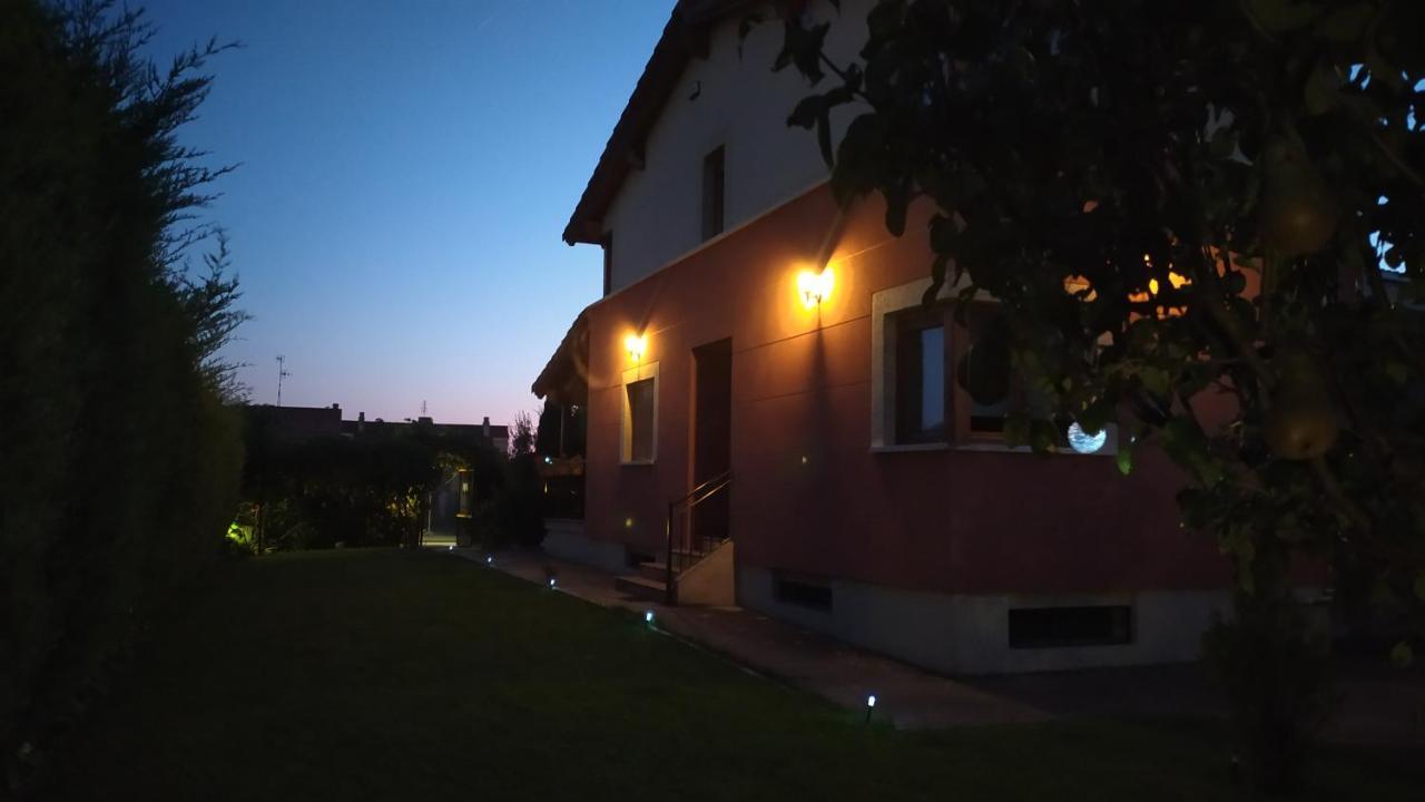 Cuarenta Y Ocho Luces Guest House Burgos Exterior photo